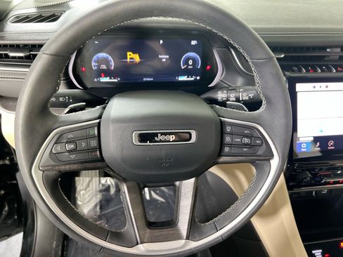 Used 2023 Jeep Grand Cherokee Limited image 11