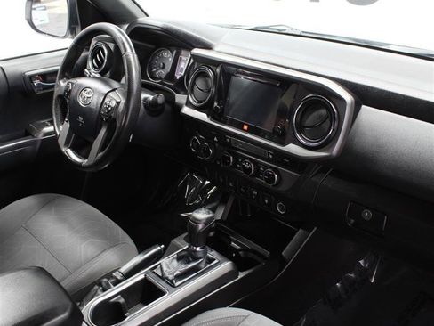 Used 2016 Toyota Tacoma TRD Sport image 10