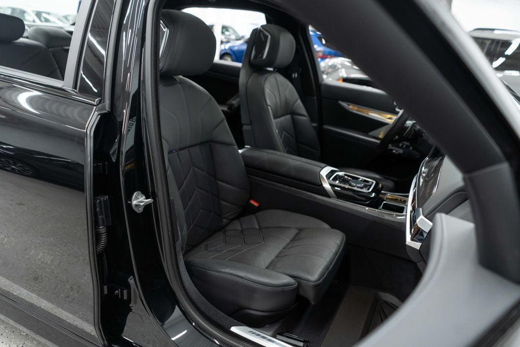 Used 2023 BMW 760i xDrive AWD/4WD image 10