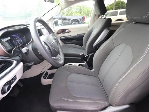 Used 2022 Chrysler Voyager LX FWD image 2