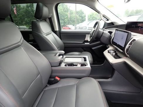 Used 2025 Ford Expedition Active AWD/4WD image 11