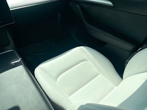 Used 2024 Tesla Model Y Long Range image 24