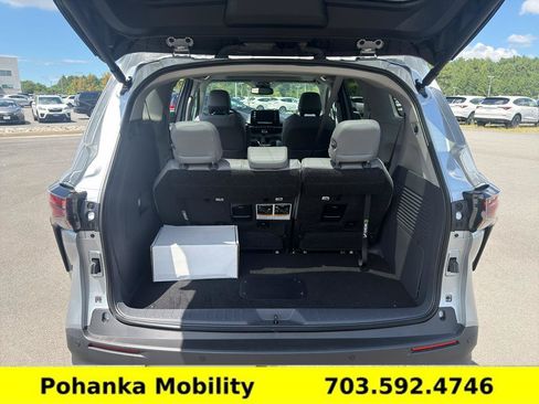 Used 2024 Toyota Sienna XLE FWD image 29