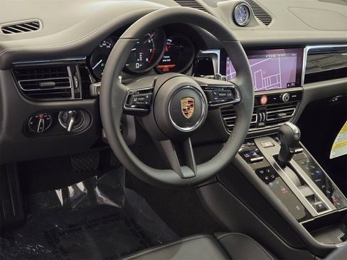 Used 2025 Porsche Macan image 4