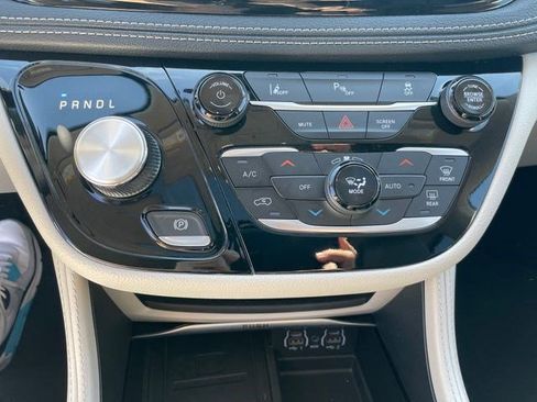 Certified 2023 Chrysler Pacifica Limited FWD image 44