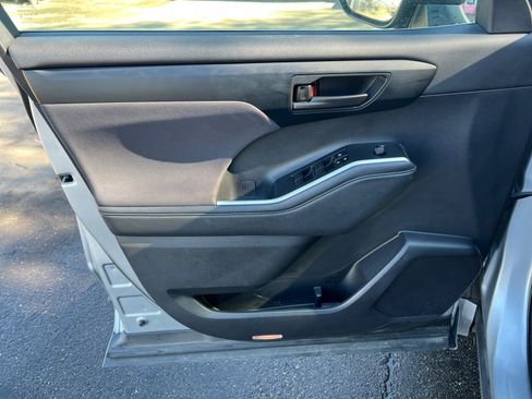 Used 2023 Toyota Highlander LE image 19