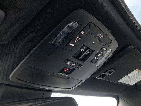 Used 2025 Toyota Sienna Limited image 27