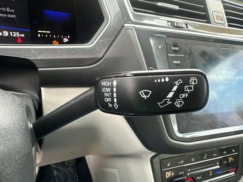 Used 2022 Volkswagen Tiguan SE FWD image 39