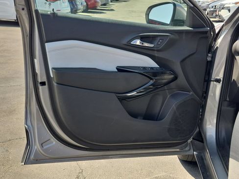 Used 2025 Chevrolet Trax LT FWD image 12