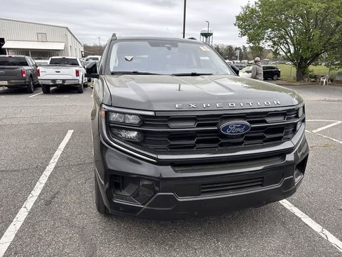 Used 2025 Ford Expedition Active image 4