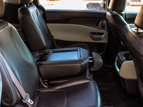 Used 2023 Kia Carnival LX image 38