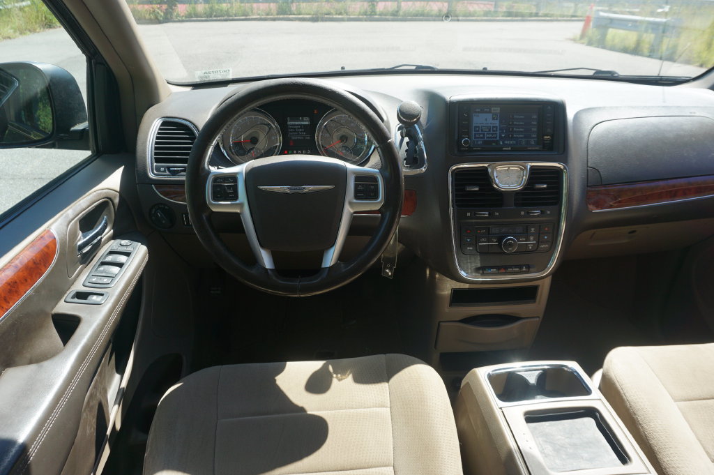 Used 2012 Chrysler Town & Country Touring w/ Entertainment Group #1 FWD image 5