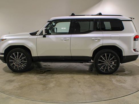 Used 2025 Lexus GX 550 w/ Accessory Package (2T) image 2