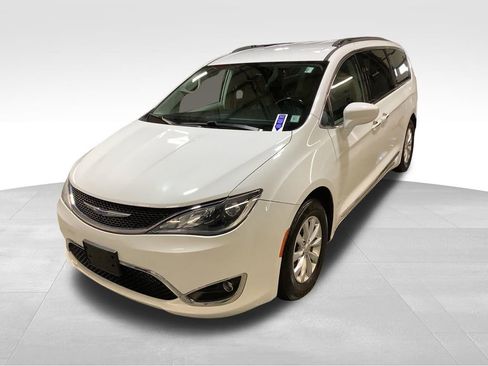 Used 2019 Chrysler Pacifica Touring-L image 9