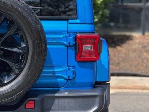 Used 2024 Jeep Wrangler Unlimited Sahara AWD/4WD image 16