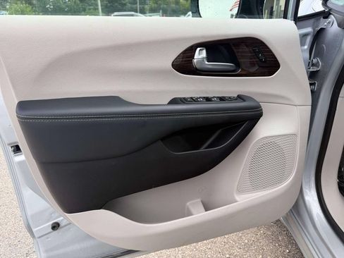 Used 2023 Chrysler Pacifica Limited FWD image 15