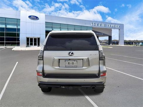 Used 2023 Lexus GX 460 Premium w/ Accessory Package image 4