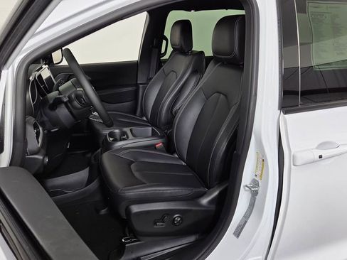 New 2026 Chrysler Pacifica Select image 13