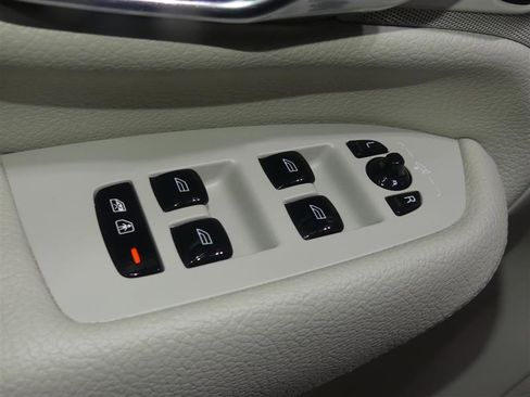 Used 2017 Volvo XC90 T6 Momentum w/ Vision Package AWD/4WD image 21