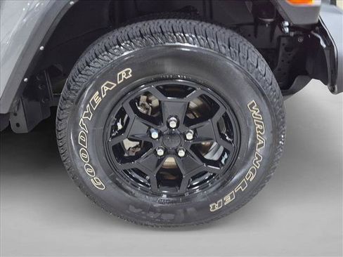 Used 2022 Jeep Gladiator Sport AWD/4WD image 23