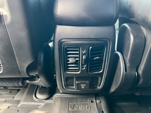 Used 2021 Jeep Grand Cherokee Laredo X image 19