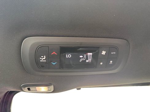 Used 2025 Chrysler Pacifica Limited FWD image 23