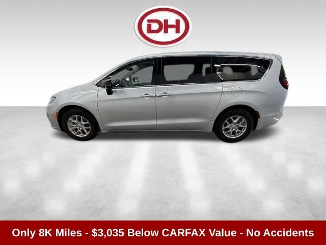 Used 2024 Chrysler Pacifica Touring-L FWD image 6