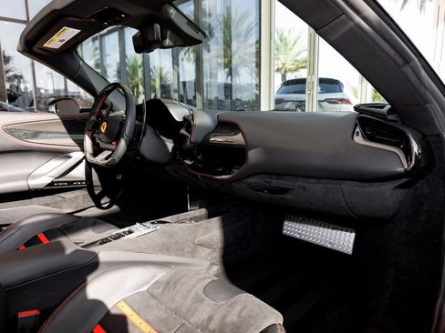 Used 2022 Ferrari SF90 Spider image 39