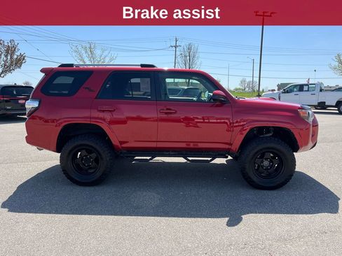 Used 2018 Toyota 4Runner TRD Off-Road AWD/4WD image 7