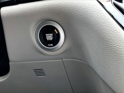 Certified 2024 Chrysler Pacifica Select image 28