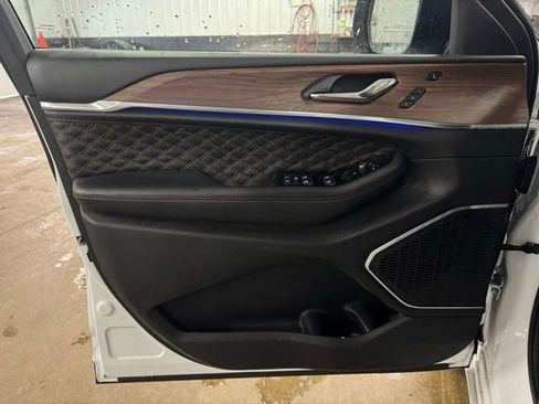 Used 2025 Jeep Grand Cherokee Summit image 12