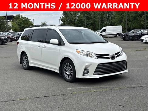 Used 2018 Toyota Sienna XLE w/ XLE Navigation Package FWD image 1