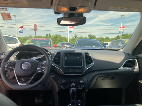 Used 2021 Jeep Cherokee Latitude Lux w/ Comfort/Convenience Group FWD image 30