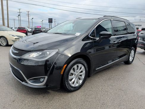 Used 2017 Chrysler Pacifica Touring-L image 3