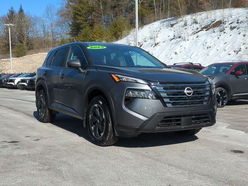 Used 2025 Nissan Rogue SV image 3