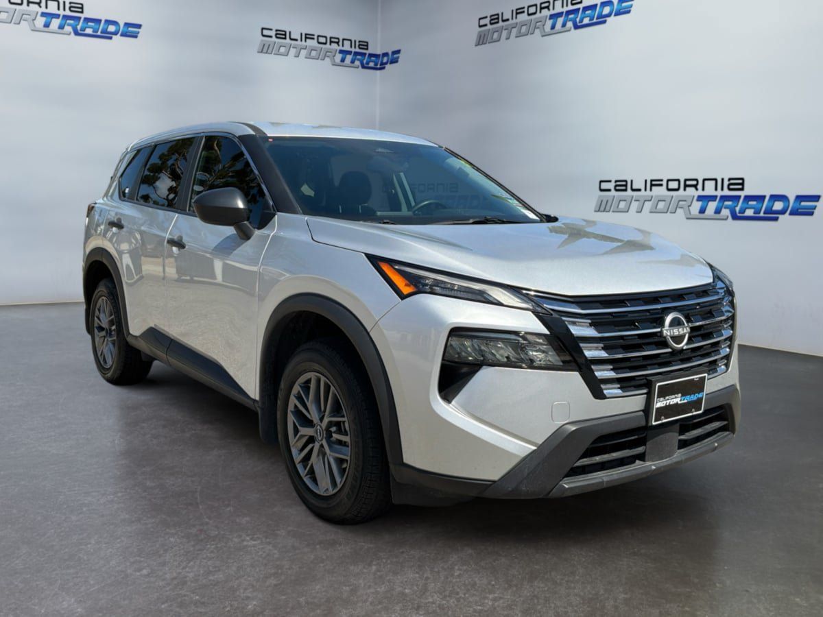 Used 2025 Nissan Rogue S FWD image 3
