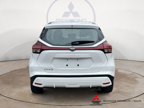 Used 2022 Nissan Kicks S image 4