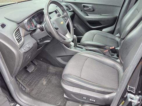 Used 2020 Chevrolet Trax LT w/ Sun & Sound Package image 10