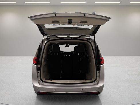 Certified 2024 Chrysler Pacifica Touring-L FWD image 19