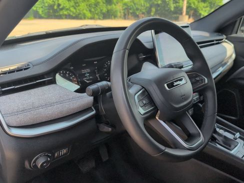 Used 2024 Jeep Compass Latitude AWD/4WD image 11