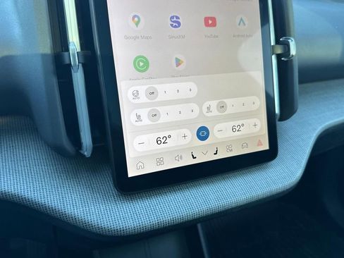 Certified 2025 Volvo EX30 Plus w/ Protection Package Premier image 18