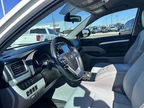 Used 2016 Toyota Highlander Plus AWD/4WD image 9
