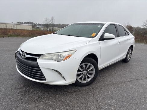 Used 2016 Toyota Camry LE image 5