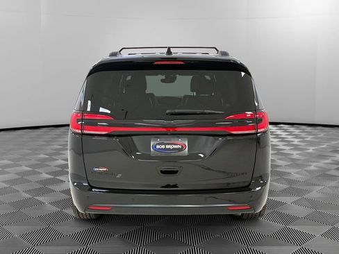 Used 2025 Chrysler Pacifica Limited image 4