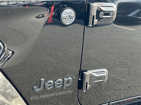 Used 2025 Jeep Gladiator Sport image 39