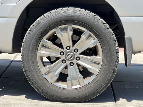 Used 2018 Nissan Titan SV w/ SV Convenience Package RWD image 12