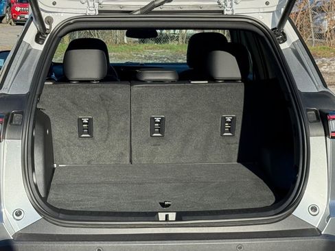 New 2026 Chevrolet Equinox LT w/ Convenience Package II FWD image 23