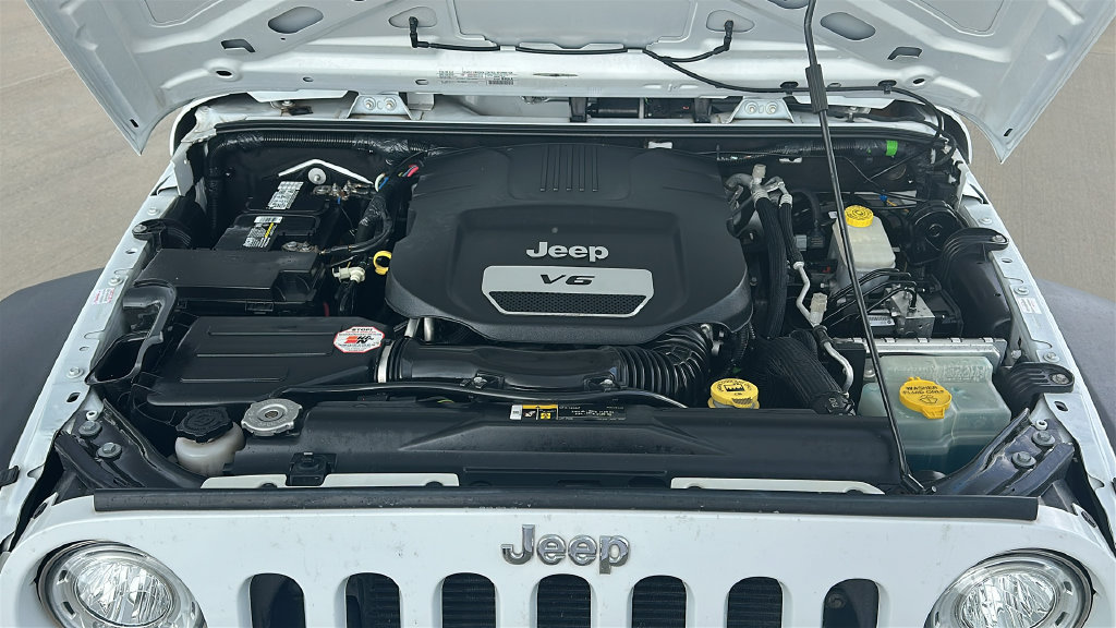 Used 2017 Jeep Wrangler Sport w/ Connectivity Group AWD/4WD image 3