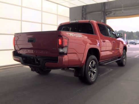 Used 2019 Toyota Tacoma TRD Sport AWD/4WD image 4