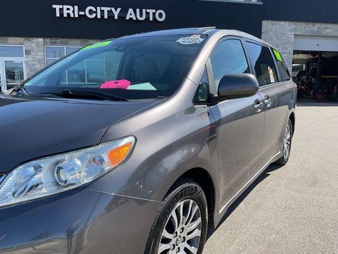 Used 2020 Toyota Sienna XLE Premium w/ Carpet Mat Package FWD image 2